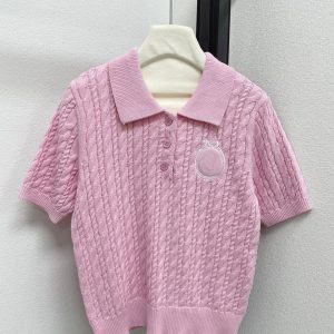 Knitted women's blouse
